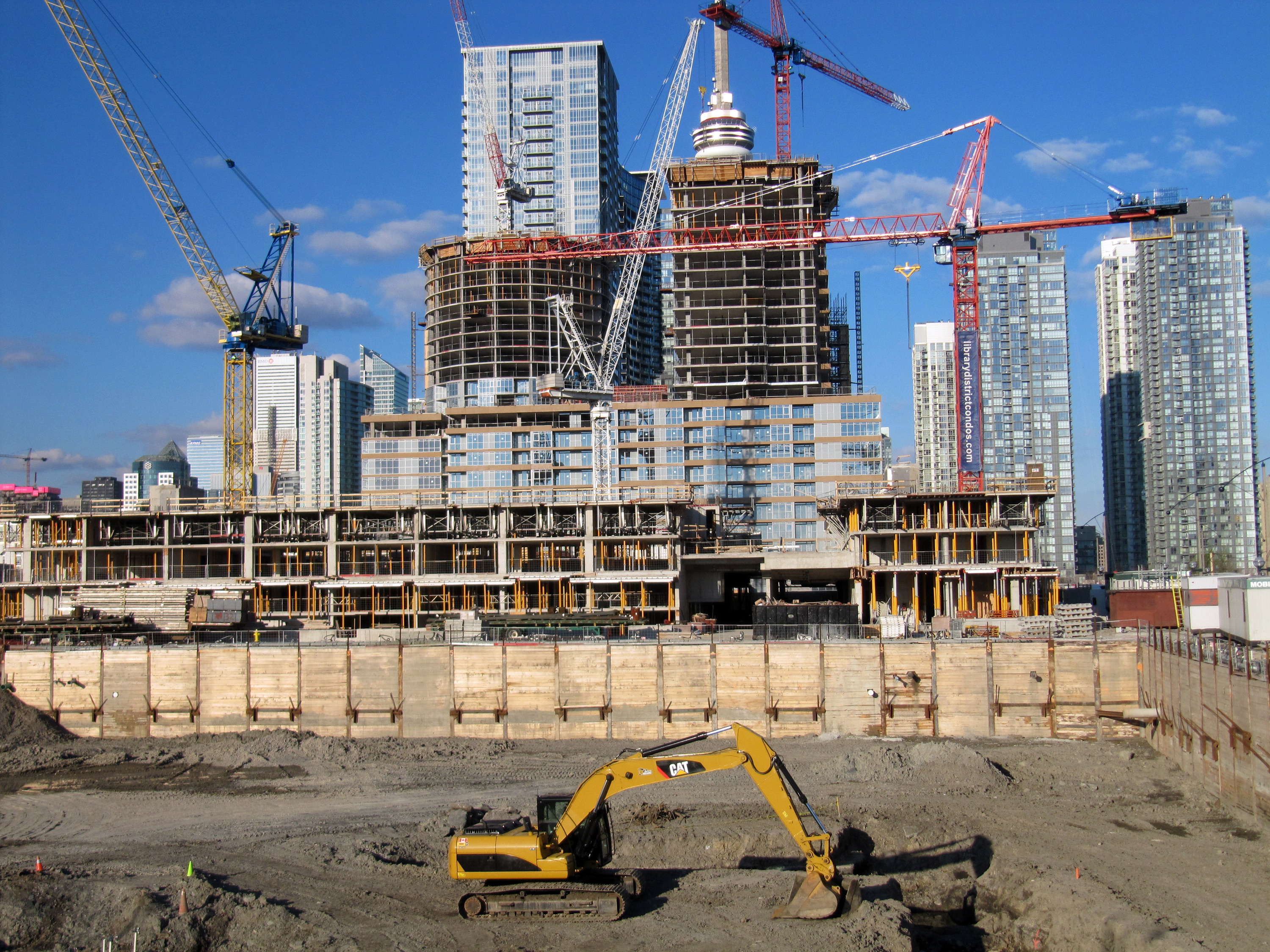 How Construction Field Management Software Reduces Operational Costs