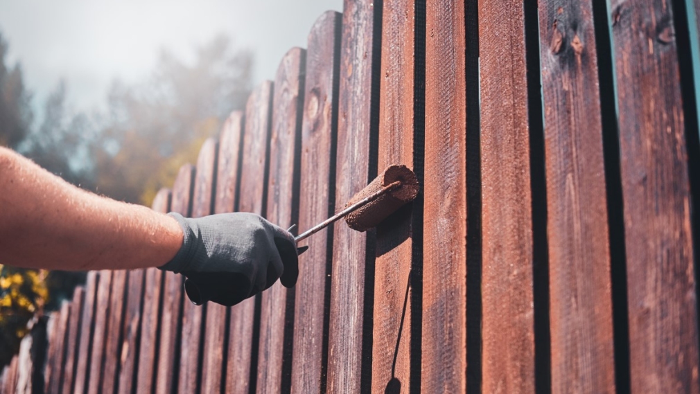 The Difference Between Vinyl and Wooden Fencing