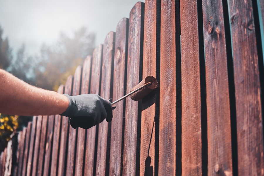 The Difference Between Vinyl and Wooden Fencing